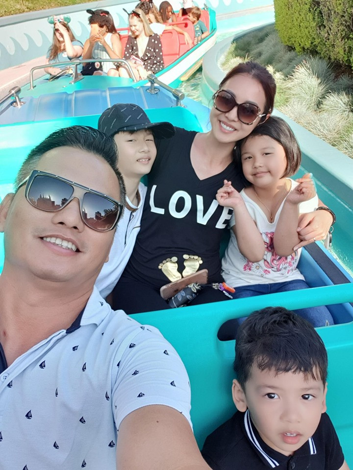 Trước khi thừa nhận mang bầu lần 4, Hoa hậu châu Á tại Mỹ 2006 đã sinh cho doanh nhân Đức Hải hai người con, bé Na (6 tuổi) và bé Nu (3 tuổi). Cậu cả Bảo Nam - con trai riêng của Jennifer Phạm với chồng cũ Quang Dũng năm nay cũng đã 11 tuổi.