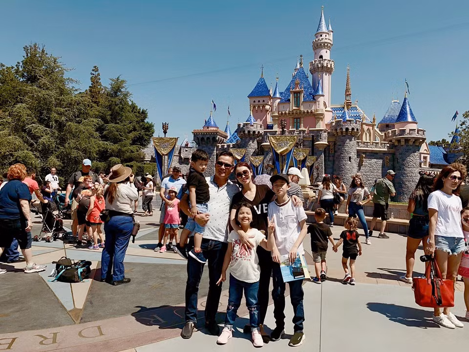 Gia đình Jennifer Phạm vừa tận hưởng chuyến du lịch nơi trời Tây. Cô cũng hạn chế công việc để có thời gian dưỡng thai.