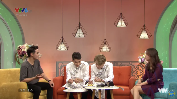 Mới đây, MC Minh Hằng gặp phải sự cố trang phục "dở khóc dở cười" khi dẫn chương trình Bữa trưa vui vẻ trên VTV6. Theo đó, khi đang cùng MC Ngọc Thịnh trò chuyện với hai khách mời là Jack (chủ nhân bản hit Sóng gió, Hồng Nhan, Bạc Phận) và K-ICM, chiếc váy của Minh Hằng bất ngờ "phản chủ" bị rách một khoảng khá lớn ở phần eo phía chính diện máy quay.