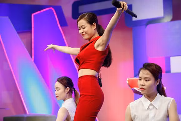 Trước đó cũng trong chương trình Bữa trưa vui vẻ, ca sĩ Hoàng Thùy Linh gặp sự cố bung cúc áo lộ vòng một trên sóng trực tiếp.