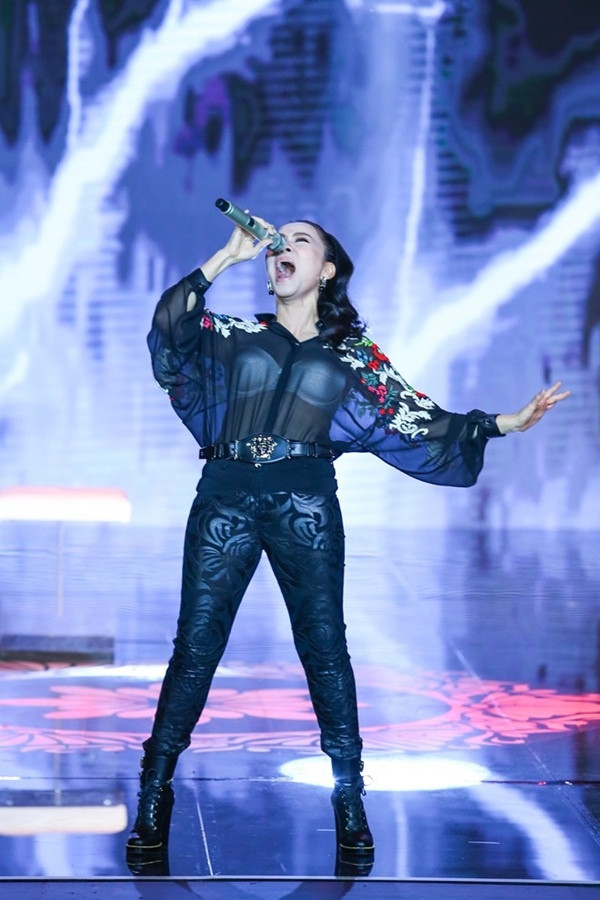 Trên sóng truyên hình trực tiếp Gala trao giải VTV “Bài hát tôi yêu” năm 2016, ca sĩ Thu Minh gặp sự cố khi diện áo mỏng tanh xuyên thấu lộ nội y dưới ánh đèn sân khấu. Tình huống kém duyên này khiến nữ ca sĩ phải lên tiếng xin lỗi.