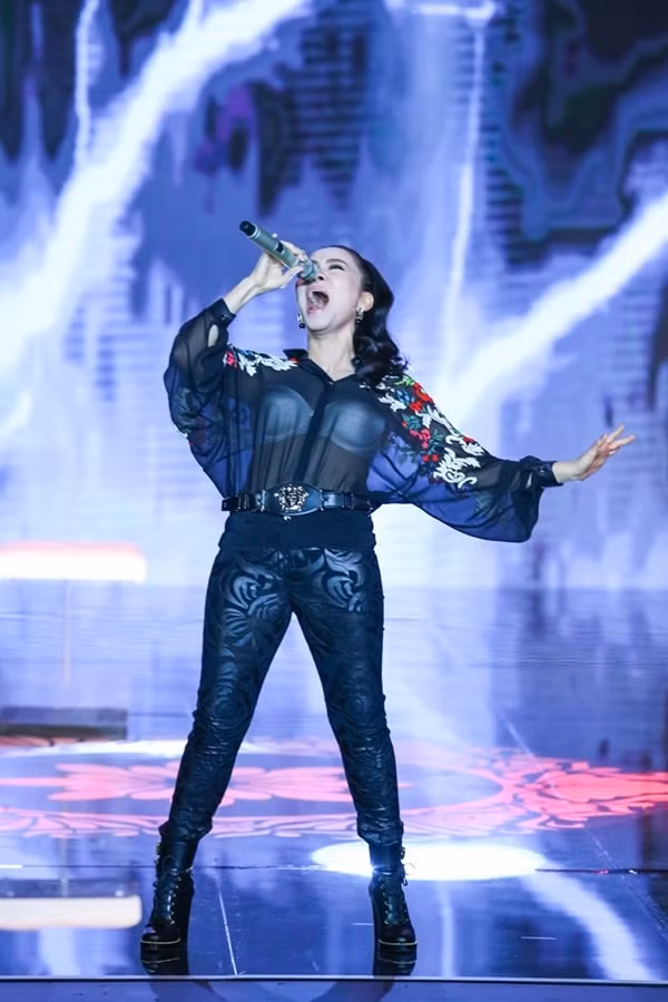 Trên sóng truyên hình trực tiếp Gala trao giải VTV “Bài hát tôi yêu” năm 2016, ca sĩ Thu Minh gặp sự cố khi diện áo mỏng tanh xuyên thấu lộ nội y dưới ánh đèn sân khấu. Tình huống kém duyên này khiến nữ ca sĩ phải lên tiếng xin lỗi.