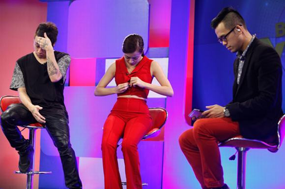 Nữ ca sĩ không ngại ngần chỉnh lại trang phục giữa sân khấu, trước đông đảo khán giả. Trong khi đó, khách mời cùng với DJ Minh Trí tỏ ra khá ngượng ngùng.