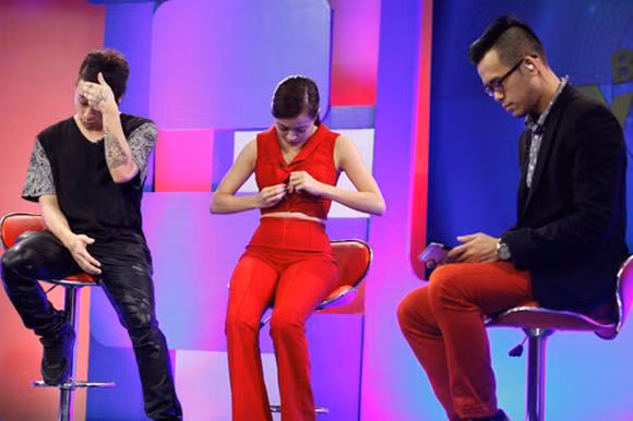 Nữ ca sĩ không ngại ngần chỉnh lại trang phục giữa sân khấu, trước đông đảo khán giả. Trong khi đó, khách mời cùng với DJ Minh Trí tỏ ra khá ngượng ngùng.