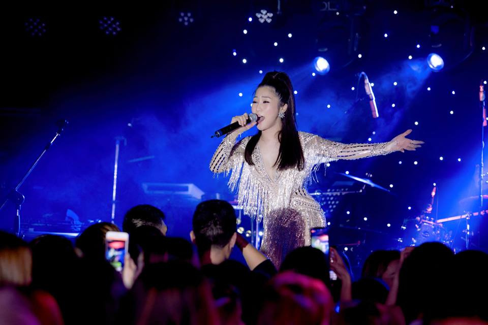 Hương Tràm đăng quang ngôi vị quán quân của Giọng hát Việt 2013 khi mới 17 tuổi.