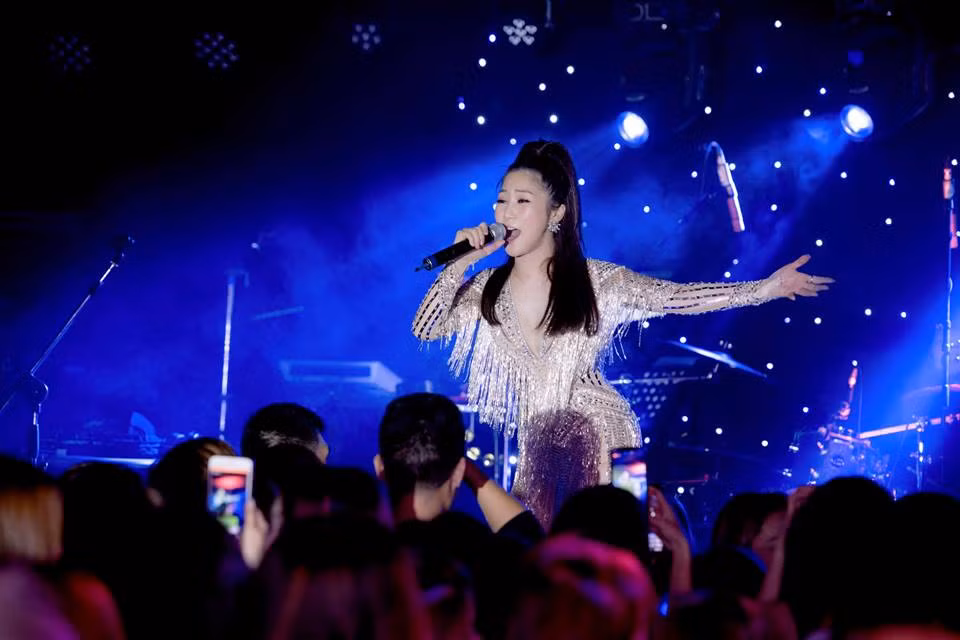 Hương Tràm đăng quang ngôi vị quán quân của Giọng hát Việt 2013 khi mới 17 tuổi.