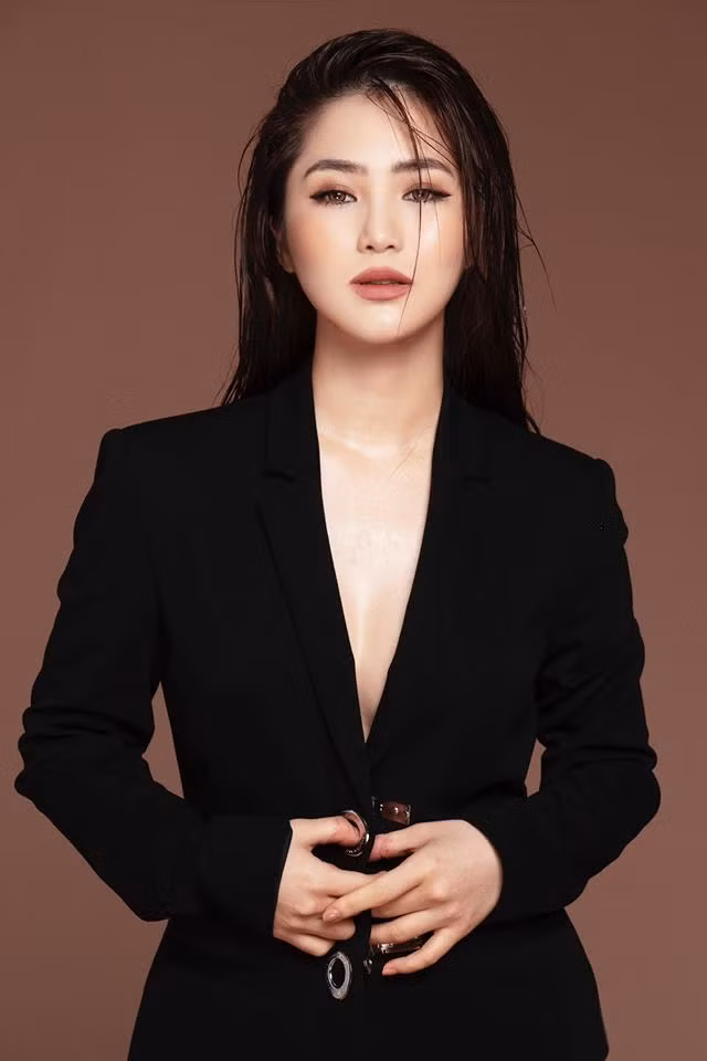 Nhưng lý do lớn nhất khiến Hương Tràm quyết định dừng đi hát là để sang Mỹ du học, bởi theo nữ ca sĩ chia sẻ trên Zing thì việc đi du học là ước mơ từ bé của Tràm rồi, và Hương Tràm nghĩ đây là thời điểm thích hợp nhất để thực hiện việc này.