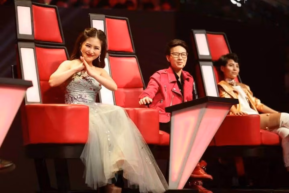 Trên Vietnamet, mẹ của nữ ca sĩ cũng cho biết thêm: "Nói tạm ngưng ca hát cũng chưa phải là đúng. Hương Tràm sang Mỹ du học kèm theo học các lớp ngắn hạn về kỹ năng biểu diễn. Ở bên đấy du học thì cuối tuần vẫn biểu diễn bình thường, còn khi có thời gian rảnh thì Tràm mới về Việt Nam. Tràm cũng phải ngưng hát một thời gian nhưng không phải liên tục trong 2 năm".