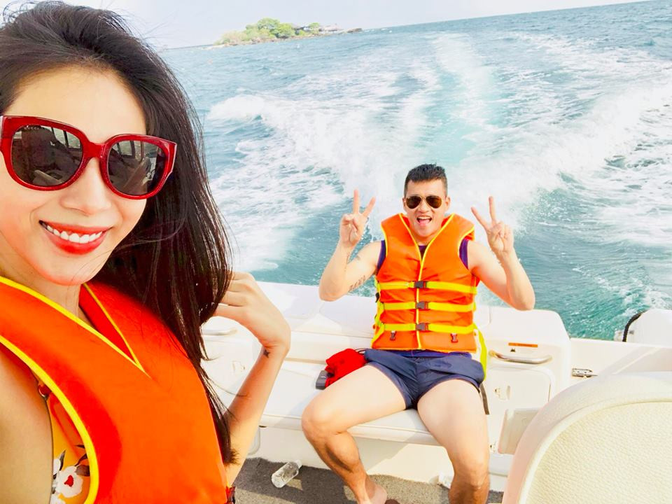 Dù bận rộn nhưng hai vợ chồng vẫn dành nhiều thời gian chăm sóc cho Bánh Gạo, đưa con đi tận hưởng những chuyến du lịch trong và ngoài nước.