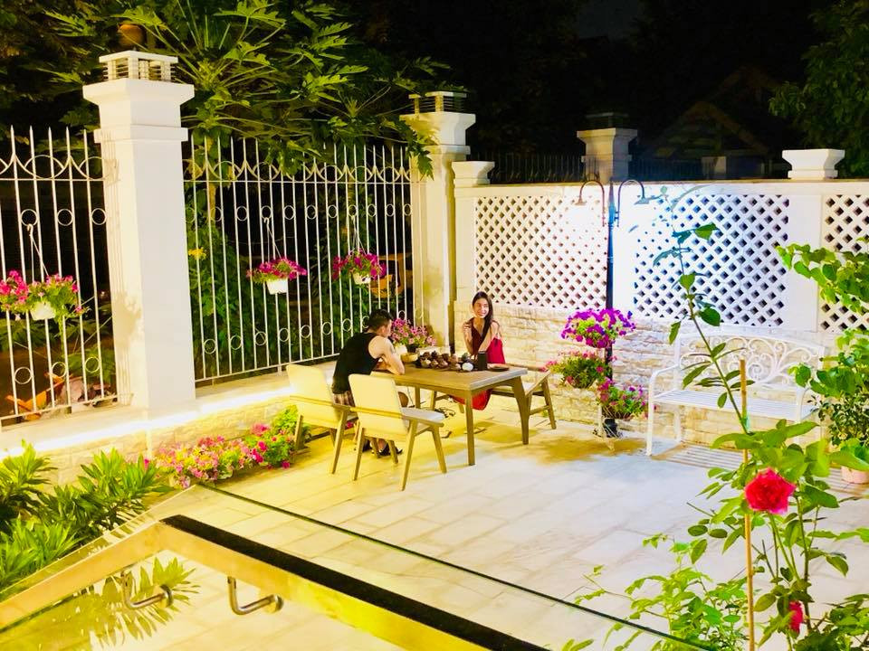 Biệt thự ngốn trên 22 tỷ đồng của cặp sao cách trung tâm Sài Gòn không xa. Ngôi nhà rộng 300m2 với sân vườn rộng rãi để cả nhà thoải mái thư giãn.