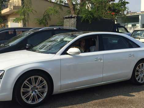 Chiếc xe Audi A8L có giá hơn 5 tỷ đồng của Thủy Tiên được ông xã Công Vinh mua tặng vào năm 2016.