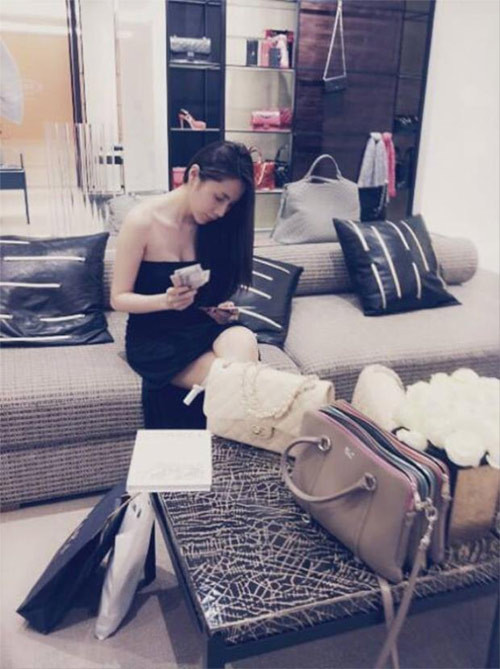 Nữ ca sĩ còn sở hữu bộ sưu tập túi hàng hiệu tiền tỷ đến từ nhiều hãng thời trang lớn trên thế giới như Hermes, Bvlgari, LV, Chanel...