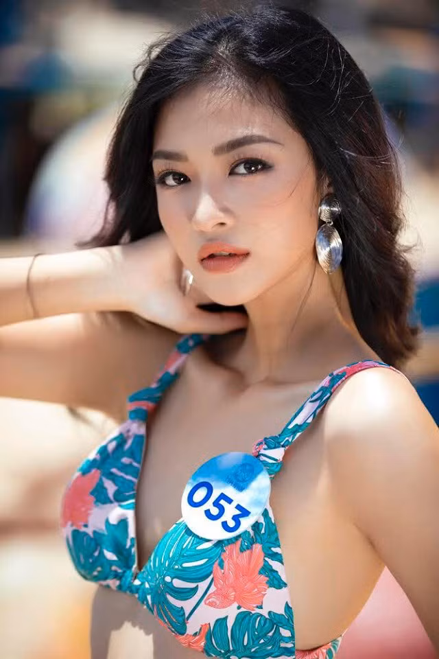 Gây thiện cảm với phong cách đời thường khá giản dị, nhưng một khi đã "lên đồ" là nàng á hậu sinh năm 2000 khiến người đối diện phải trầm trồ vì vẻ đẹp gợi cảm.