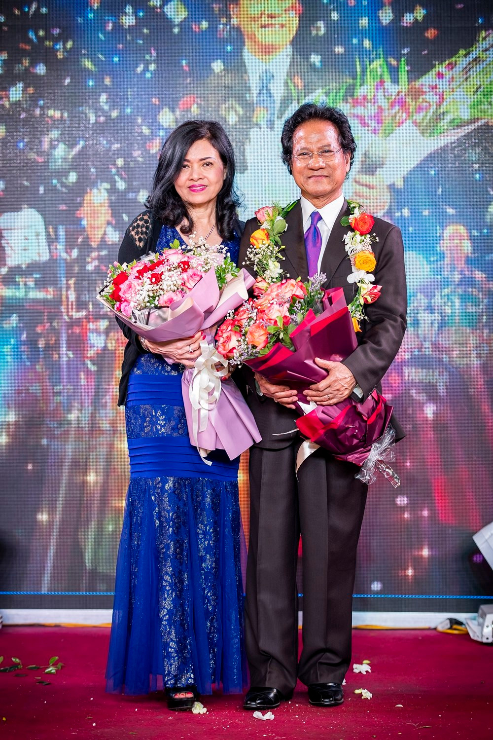 Không khó để nhận ra người phụ nữ trẻ đẹp luôn lặng lẽ đồng hành cùng nam danh ca trong hầu hết các chuyến lưu diễn ở quê hương là bà xã Vương Nga - người vợ thứ 4 gắn bó với Chế Linh suốt gần 50 năm qua. Ảnh: Ngoisao.