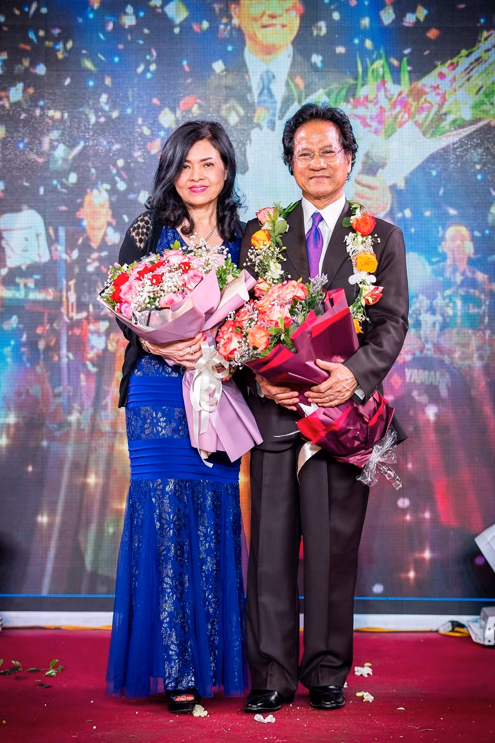 Không khó để nhận ra người phụ nữ trẻ đẹp luôn lặng lẽ đồng hành cùng nam danh ca trong hầu hết các chuyến lưu diễn ở quê hương là bà xã Vương Nga - người vợ thứ 4 gắn bó với Chế Linh suốt gần 50 năm qua. Ảnh: Ngoisao.