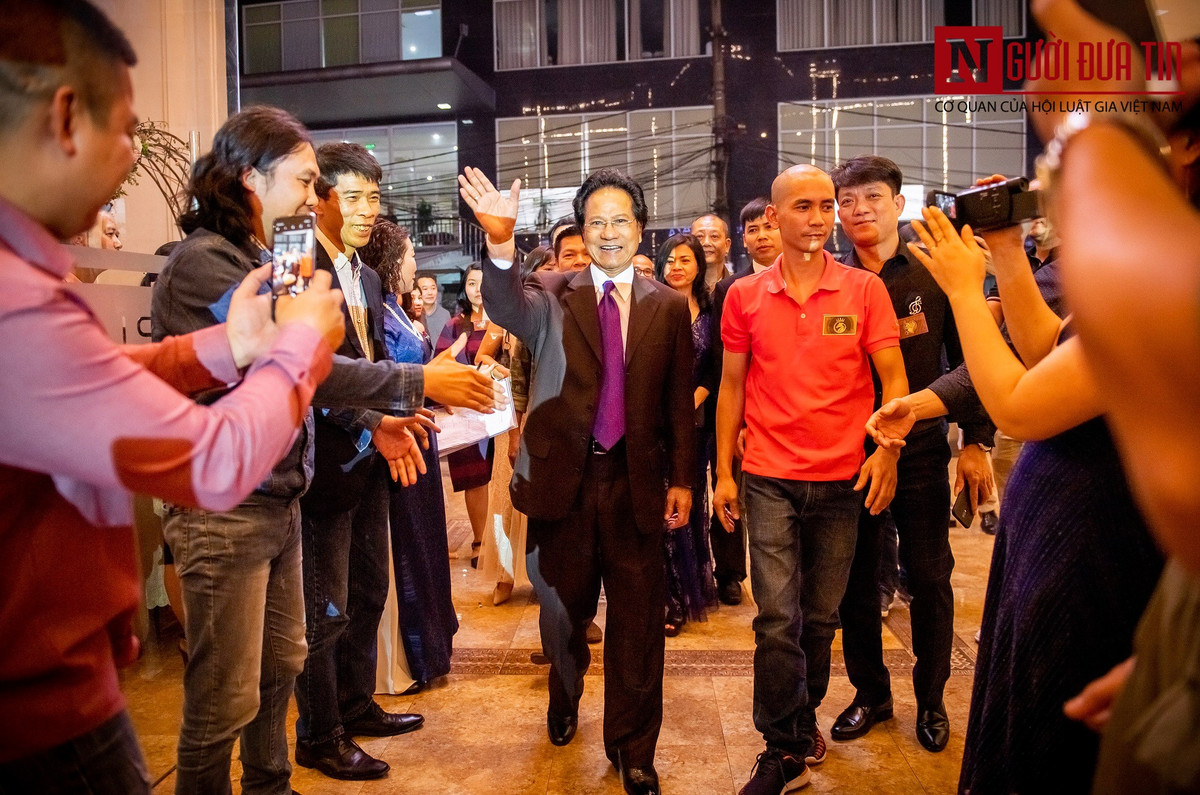 Đón tuổi 77 bên vợ và hàng trăm người hâm mộ, giọng ca hải ngoại xem sự yêu mến của khán giả như động lực để ông không ngừng ca hát suốt mấy chục năm qua. Ảnh: Nguoiduatin.