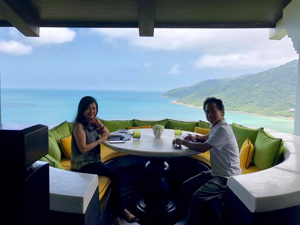 Vợ giống như một khán giả trung thành, một người tri kỷ ủng hộ giọng ca "Thành phố buồn" dưới sân khấu.