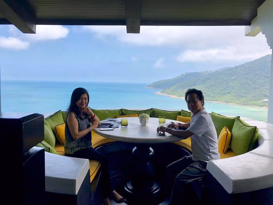 Vợ giống như một khán giả trung thành, một người tri kỷ ủng hộ giọng ca "Thành phố buồn" dưới sân khấu.