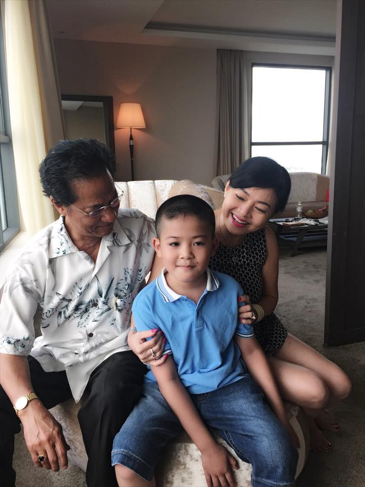 Chế Linh tận hưởng cuộc sống hạnh phúc bên vợ trẻ đẹp và con cháu.