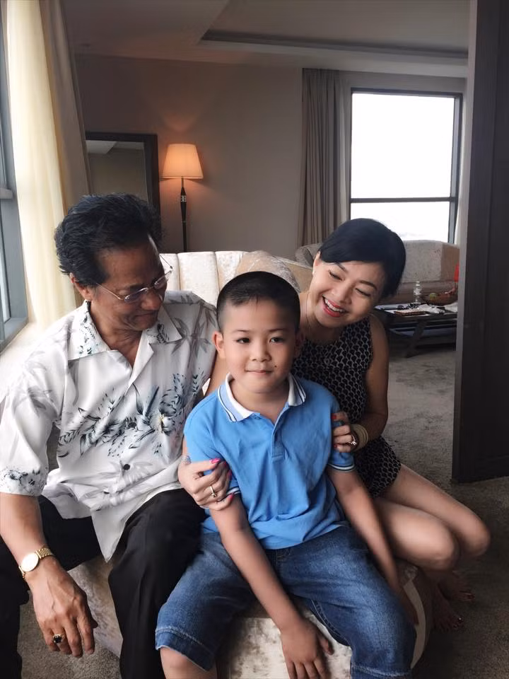 Chế Linh tận hưởng cuộc sống hạnh phúc bên vợ trẻ đẹp và con cháu.