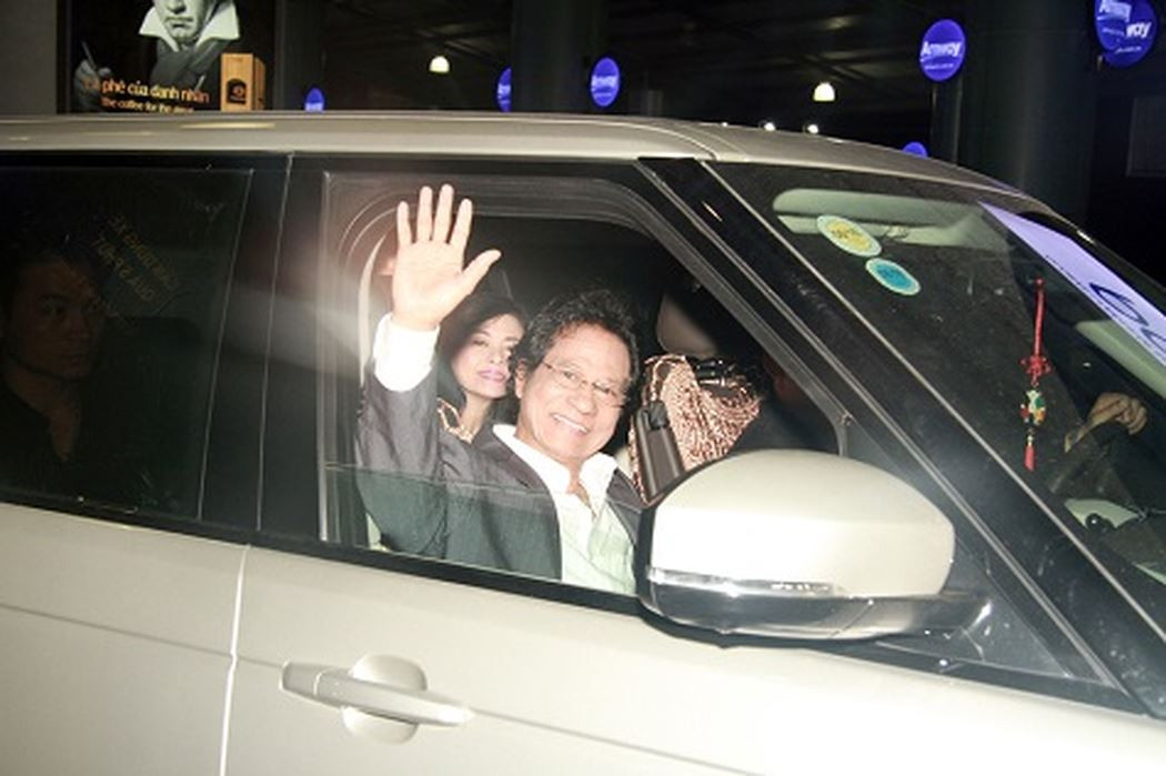 Danh ca có với người vợ cả 5 người con. Ông sau đó chung sống với vợ hai là em ruột của vợ cả và có 4 người con. Sau hai lần đổ vỡ, nam ca sĩ cưới vợ ba và có thêm 2 người con. Chế Linh kết hôn với người vợ thứ 4 là bà Vương Nga năm 1975 sau khi người vợ 3 qua đời. Cả hai sống với nhau hạnh phúc tới bây giờ và có với nhau 3 người con. Ảnh: Giaoduc.net.vn.