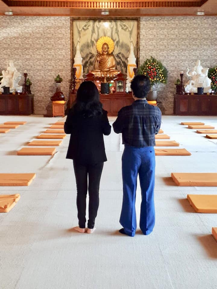 Trong lần về nước để thực hiện liveshow hồi đầu tháng 4 vừa qua, Chế Linh tâm sự hai vợ chồng đi đâu cũng có nhau vì các con đã lớn cả rồi. Bà xã là người phụ nữ rất chăm và chiều chồng, lo lắng cho nam ca sĩ từ bữa ăn đến giấc ngủ.