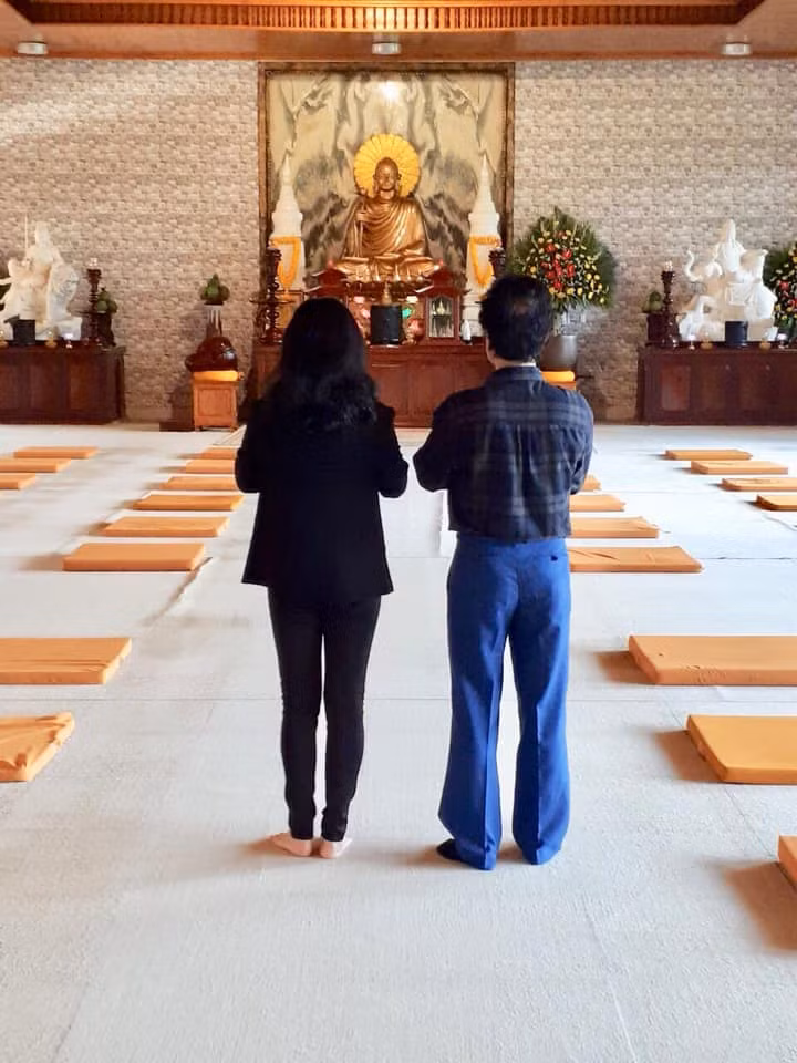 Trong lần về nước để thực hiện liveshow hồi đầu tháng 4 vừa qua, Chế Linh tâm sự hai vợ chồng đi đâu cũng có nhau vì các con đã lớn cả rồi. Bà xã là người phụ nữ rất chăm và chiều chồng, lo lắng cho nam ca sĩ từ bữa ăn đến giấc ngủ.