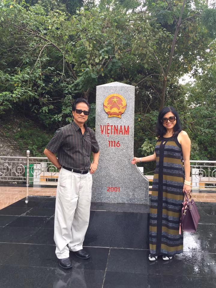 Mỗi lần về nước, vợ chồng nam nghệ sĩ đều tranh thủ đi thăm thú cảnh đẹp quê hương và chụp ảnh làm kỷ niệm.