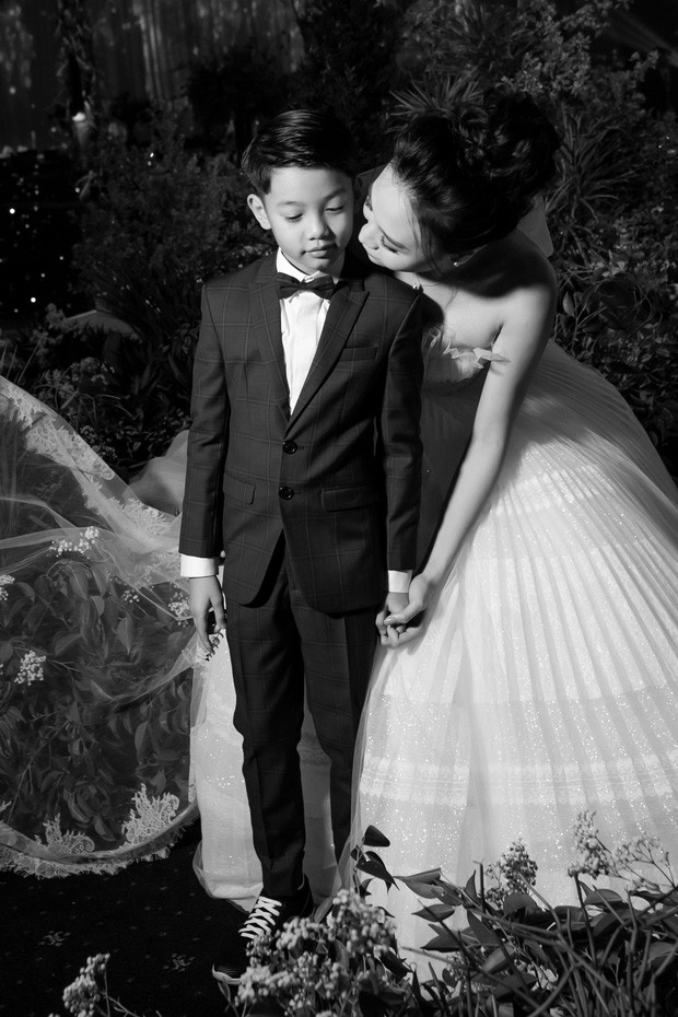 Biểu cảm cực đáng yêu của Subeo khi cô dâu thể hiện tình cảm nhận được sự quan tâm từ nhiều khách mời.