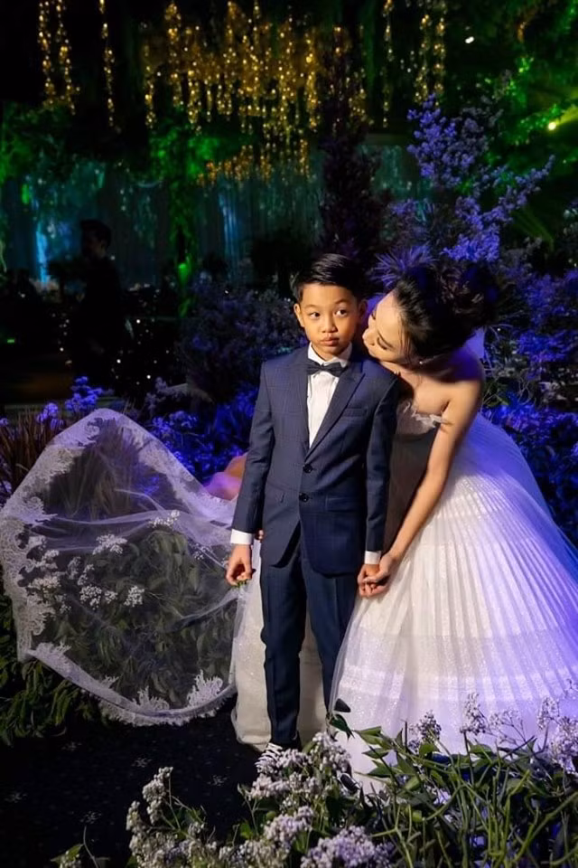 Cậu bé hot nhất nhì showbiz Việt diện vest bảnh bao chụp ảnh cùng cô dâu.