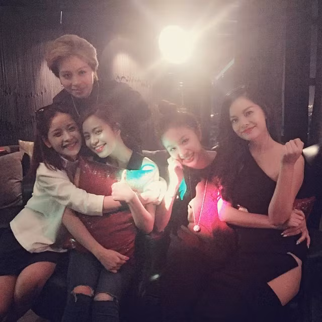 Dù người trong cuộc chưa lên tiếng nhưng người hâm mộ vẫn tỏ ra tiếc nuối nếu hội chị em thân thiết của Phạm Quỳnh Anh thiếu vắng Hoàng Thuỳ Linh. Ảnh: FBNV.