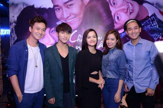 Thường xuyên chụp ảnh tình cảm và tương tác trên mạng xã hội.