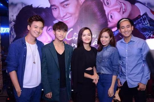 Thường xuyên chụp ảnh tình cảm và tương tác trên mạng xã hội.