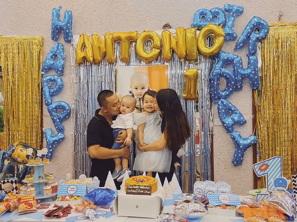 Đằng sau những thành công là gia đình hạnh phúc của Chí Anh bên vợ trẻ và hai thiên thần nhỏ. Ảnh: FBNV.