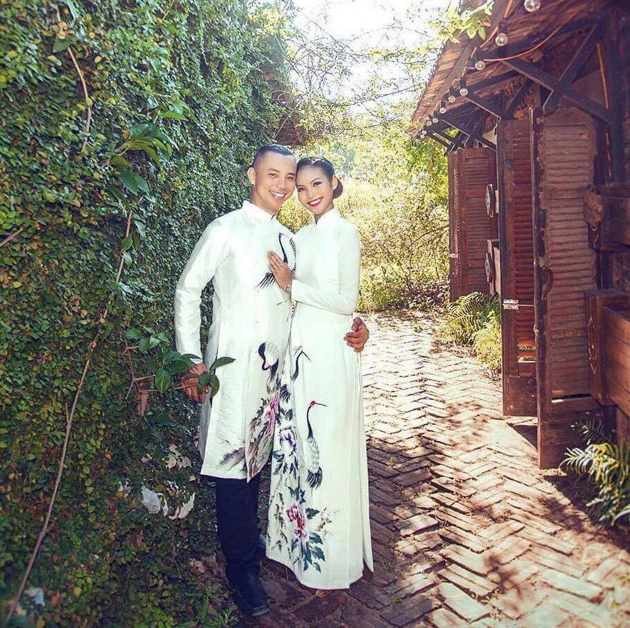 Chí Anh sau đó kết hôn với bà xã xinh đẹp Khánh Linh kém anh 20 tuổi, còn Khánh Thi có cuộc sống "cô - trò" viên mãn bên ông xã kém 12 tuổi Phan Hiển.