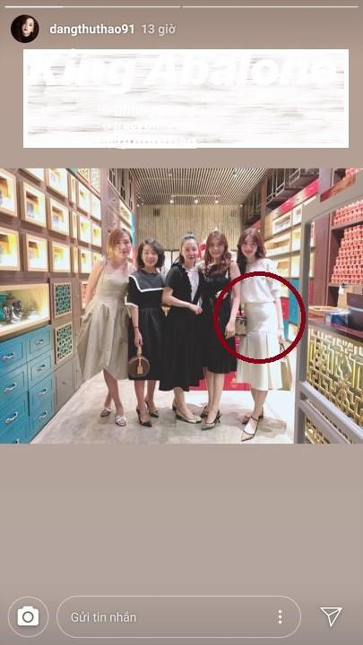 Đặng Thu Thảo gây chú ý với vòng hai to bất thường khi chụp ảnh cùng nhóm bạn. Tuy nhiên, nhiều người cho rằng có thể do lỗi của trang phục mà người đẹp đang mặc.