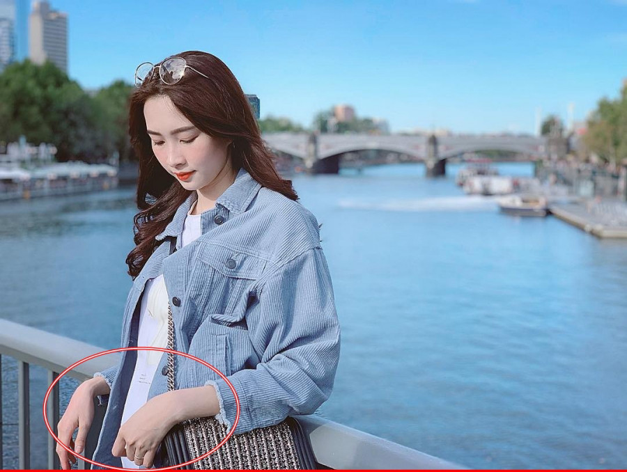 Trong một bức ảnh, nàng Hậu khi thả dáng ở khung cảnh nước Úc xinh đẹp cũng để lộ vòng bụng nhô cao, khiến dân mạng "bán tín bán nghi" chuyện Thu Thảo đang mang thai lần 2, khi con gái đầu đã được hơn 1 tuổi.