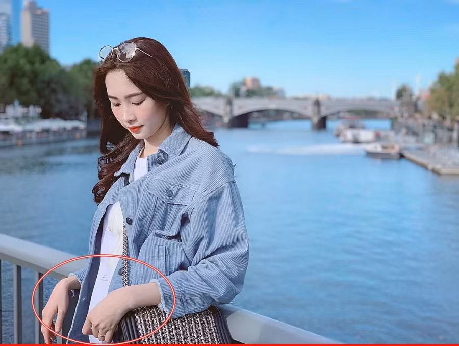 Trong một bức ảnh, nàng Hậu khi thả dáng ở khung cảnh nước Úc xinh đẹp cũng để lộ vòng bụng nhô cao, khiến dân mạng "bán tín bán nghi" chuyện Thu Thảo đang mang thai lần 2, khi con gái đầu đã được hơn 1 tuổi.