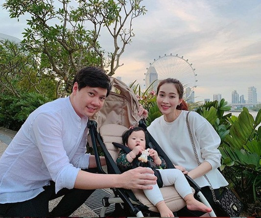 Dù chỉ là những đồn đoán nhưng fan hy vọng tổ ấm của Hoa hậu Việt Nam 2012 và chồng thiếu gia sớm đón thêm thành viên mới. Ảnh: FBNV.