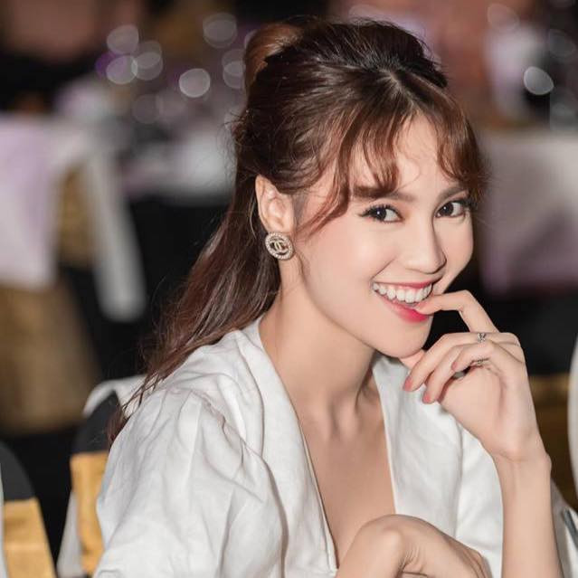 Vướng nhiều tin đồn tình ái với không ít mỹ nam Vbiz nhưng Ninh Dương Lan Ngọc chưa một lần lên tiếng khẳng định. Thậm chí, nữ diễn viên còn tự nhận "ế bền vững" trong một chương trình truyền hình.