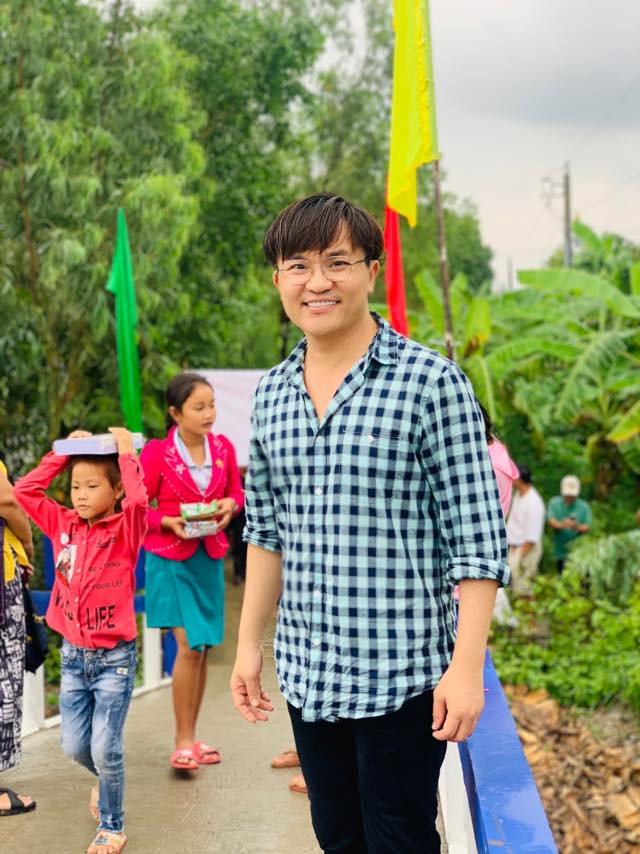 Thu nhập có được sau hàng chục năm cật lực lao động nghệ thuật, Đại Nghĩa gom góp cho mình được từ nhà cửa đến xe cộ... Khi được hỏi tiền nhiều để làm gì?, Đại Nghĩa từng cười nói: "Tiền tôi có nhiều việc để làm lắm, tôi đâu có hưởng một mình đâu".