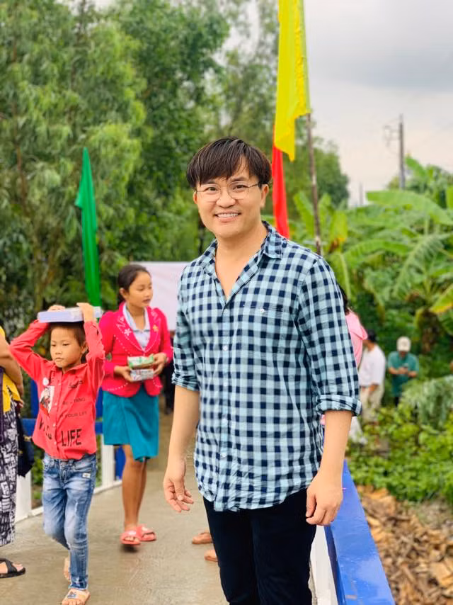 Thu nhập có được sau hàng chục năm cật lực lao động nghệ thuật, Đại Nghĩa gom góp cho mình được từ nhà cửa đến xe cộ... Khi được hỏi tiền nhiều để làm gì?, Đại Nghĩa từng cười nói: "Tiền tôi có nhiều việc để làm lắm, tôi đâu có hưởng một mình đâu".