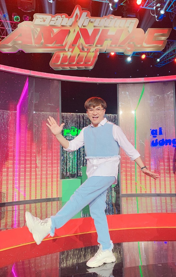 Lý giải cho việc nam MC "giàu nhất Việt Nam" tiền nhiều để làm gì, danh hài Trường Giang từng chia sẻ: "Anh ấy một thân một mình không có nuôi ai hết, lại ăn chay nữa, đỡ tốn tiền. Nhưng mà anh ấy vẫn làm nhiều và cho tiền người nghèo nhiều. Có lẽ đó là lý do anh ấy cố gắng nhiều hơn".