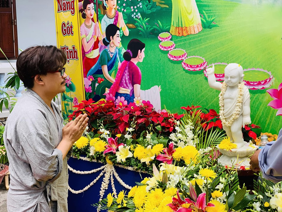 Quỹ từ thiện của anh đã xây biết bao ngôi nhà, cây cầu và giếng nước sạch cho người nghèo.