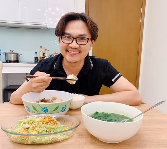 Ở tuổi 41, MC Đại Nghĩa vẫn độc thân. Anh chưa có ý định lấy vợ và sinh con, mà theo đuổi mục tiêu "sống ở trên đời quan trọng là sống tốt".