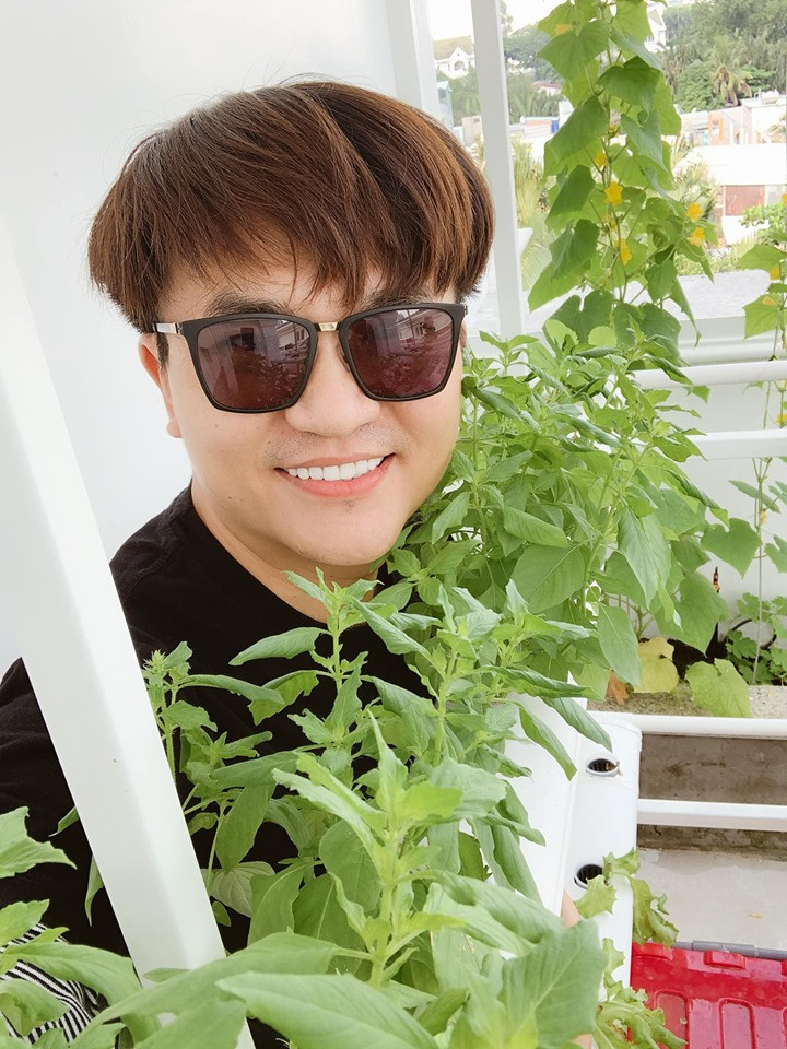 MC đắt show bậc nhất Việt Nam sống khá giản dị, không tiêu xài hoang phí. Nam nghệ sĩ ăn chay trường, nên chẳng mấy khi sa đà vào những bữa ăn linh đình.