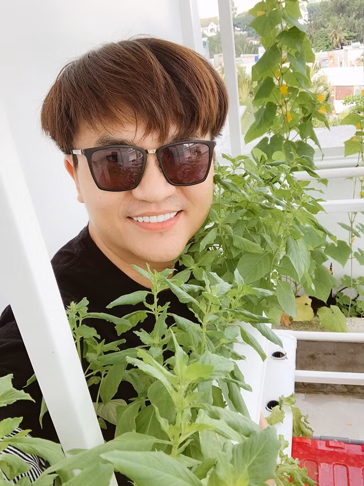 MC đắt show bậc nhất Việt Nam sống khá giản dị, không tiêu xài hoang phí. Nam nghệ sĩ ăn chay trường, nên chẳng mấy khi sa đà vào những bữa ăn linh đình.