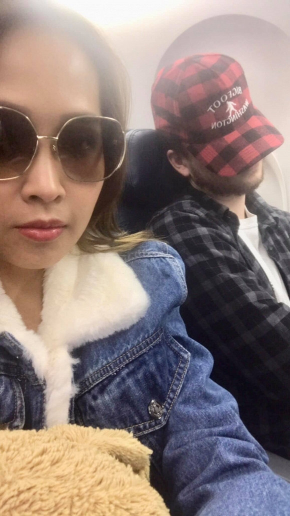 Mới đây, trên trang Facebook cá nhân của mình, nữ diễn viên gây tò mò khi đăng tải hình ảnh ngồi cạnh một anh chàng người nước ngoài trên cùng một chuyến bay, kèm theo đó là dòng chú thích mùi mẫn: "Anh ngủ là lỗi của anh, mà để anh ngủ say là lỗi của em. Thiết nghĩ trong cuộc tình này 2 ta đều có lỗi".