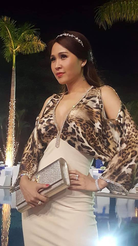 Ở tuổi 43, Minh Thư vẫn giữ được nét thanh xuân và phong cách gợi cảm qua nhiều năm. Ảnh: FBNV.