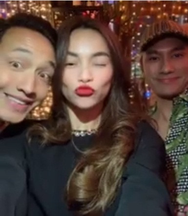 Mới đây, trong đoạn clip gửi lời chúc năm mới đến khán giả và người hâm mộ, giọng ca "Cả một trời thương nhớ" tỏ ra nũng nịu khi Kim Lý chạy tới áp sát vào mặt cô đầy tình tứ. Nữ ca sĩ còn nhắc khéo người yêu gửi lời chúc đến khán giả.